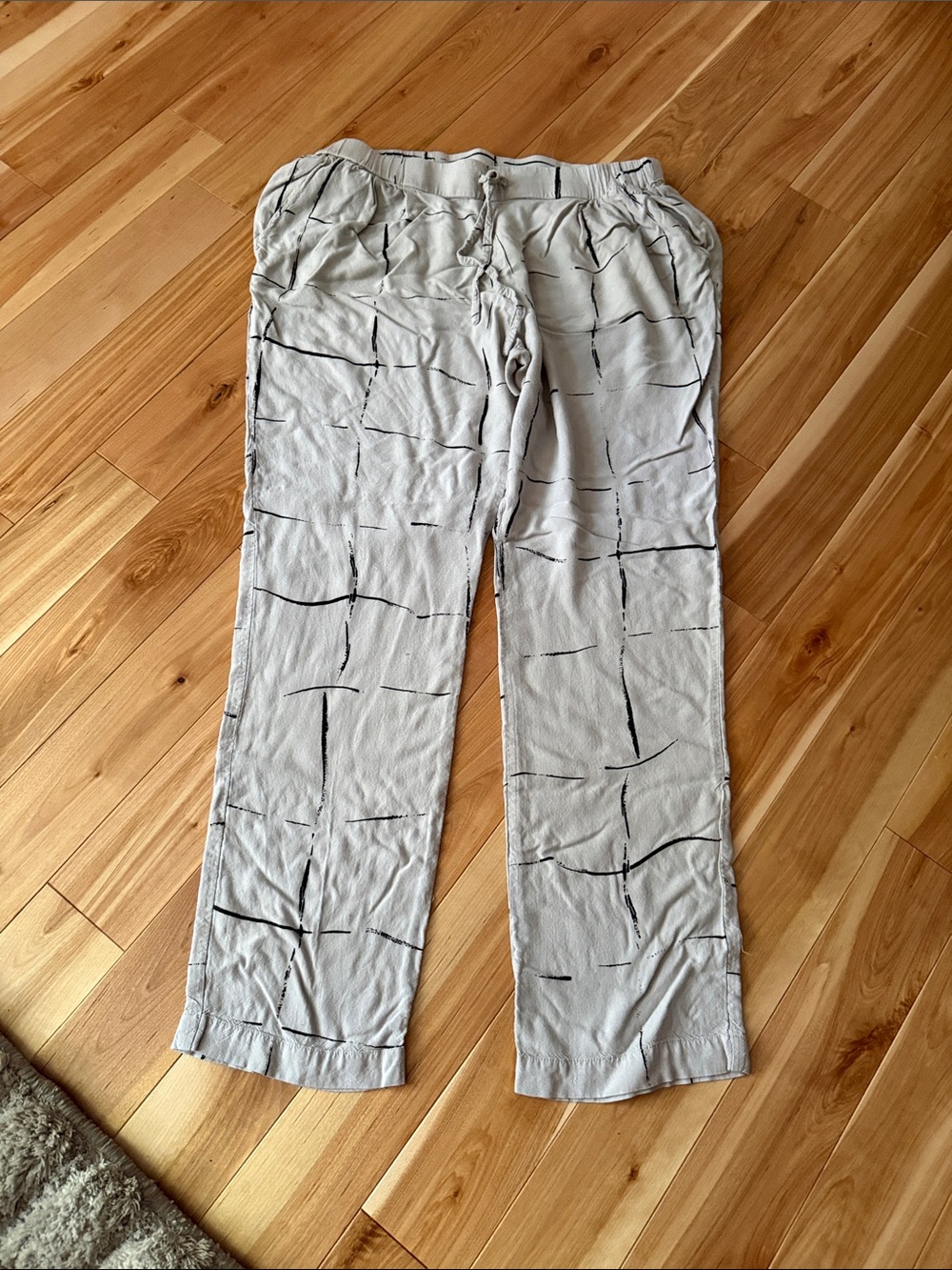 Light Gray Casual Drawstring Pants with Black Grid Print